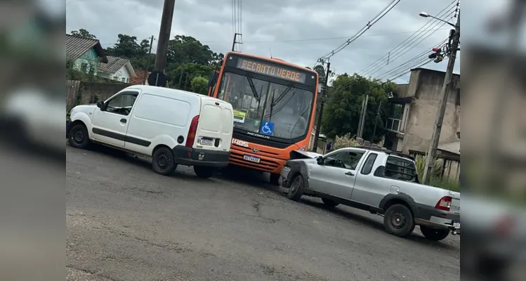 Acidente entre ônibus e dois carros mobiliza agentes em PG