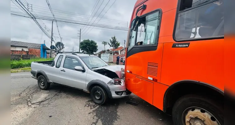 Acidente entre ônibus e dois carros mobiliza agentes em PG