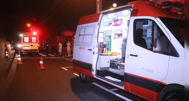 A passageira da moto foi encaminhada para a unidade hospitalar com uma fratura no fêmur.