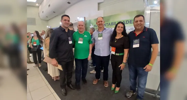 O prefeito de Porto Amazonas, Elias Gomes da Costa, está presente no evento.