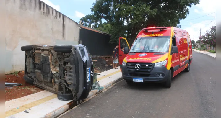 No Honda Fiat, que capotou, havia uma mulher, um homem e uma criança de sete anos.