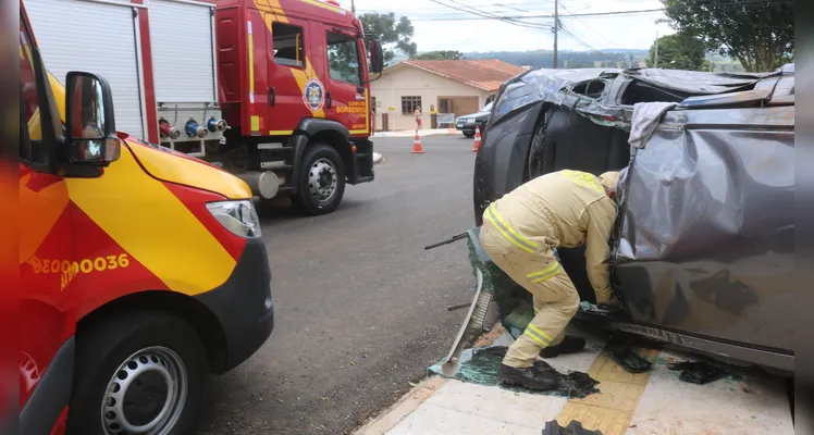 No Honda Fiat, que capotou, havia uma mulher, um homem e uma criança de sete anos.