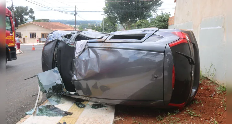 No Honda Fiat, que capotou, havia uma mulher, um homem e uma criança de sete anos.