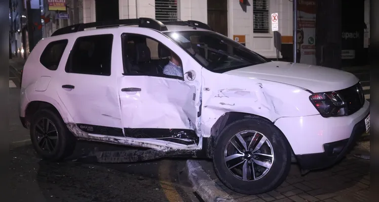 Motorista se envolve em colisão no Centro de PG, abandona carro e foge