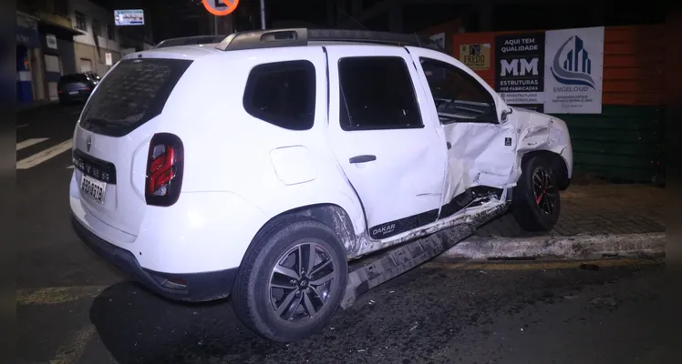 Motorista se envolve em colisão no Centro de PG, abandona carro e foge