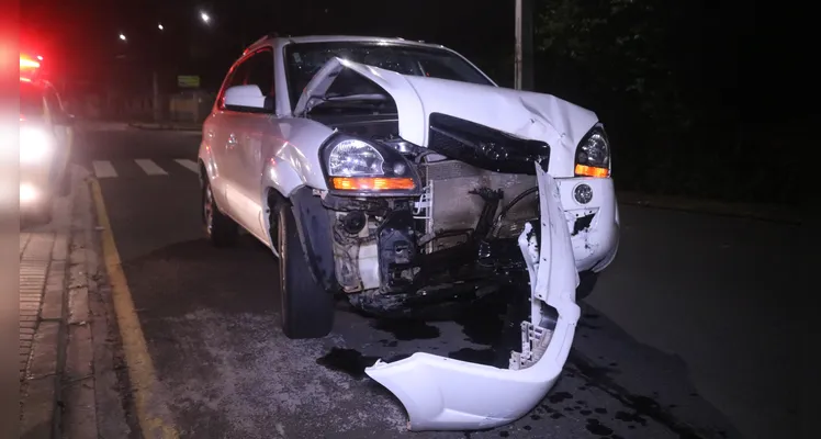 Motorista se envolve em colisão no Centro de PG, abandona carro e foge