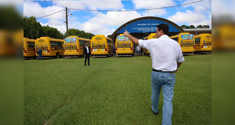 O governador Calos Massa Ratinho Junior iniciou a entrega dos ônibus nesta segunda-feira (10).