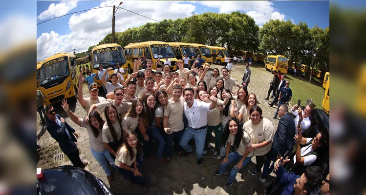 O governador Calos Massa Ratinho Junior iniciou a entrega dos ônibus nesta segunda-feira (10).