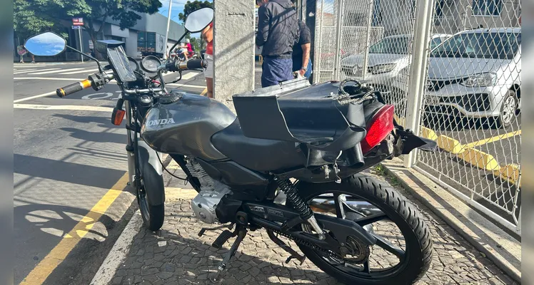 Acidente com três veículos deixa motociclista ferido em PG