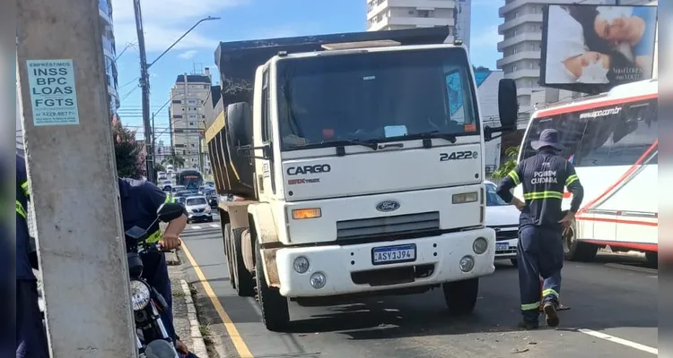 Acidente com três veículos deixa motociclista ferido em PG