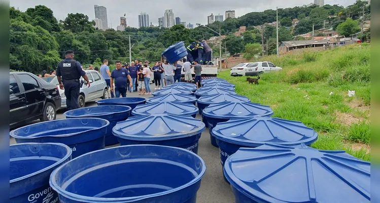 Moradores do Vila Nova retirando as caixas d'água.