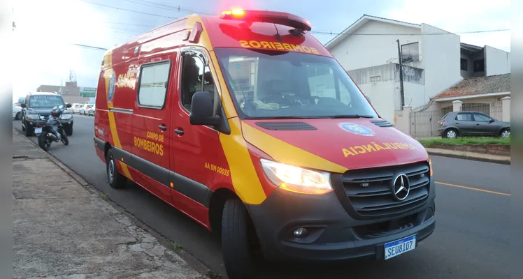 O motociclista foi atendido e encaminhado à unidade hospitalar.