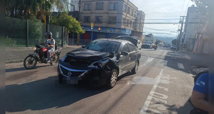 Carros colidem na 'Bonifácio Vilela' e deixam trânsito lento nesta sexta