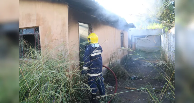 Incêndio em casa abandonada mobiliza Bombeiros no 'Cará-Cará' em PG