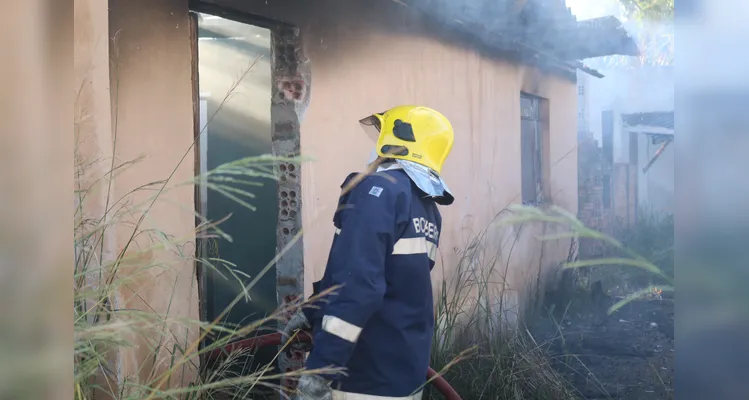 Incêndio em casa abandonada mobiliza Bombeiros no 'Cará-Cará' em PG