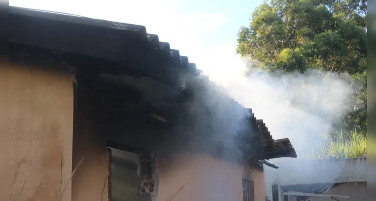 Incêndio em casa abandonada mobiliza Bombeiros no 'Cará-Cará' em PG