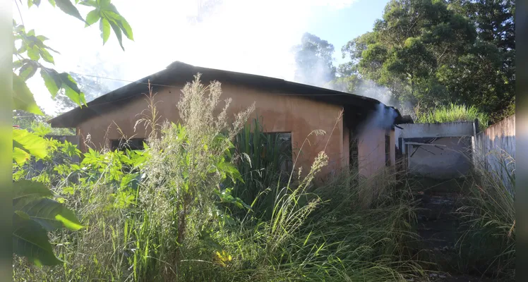 Incêndio em casa abandonada mobiliza Bombeiros no 'Cará-Cará' em PG