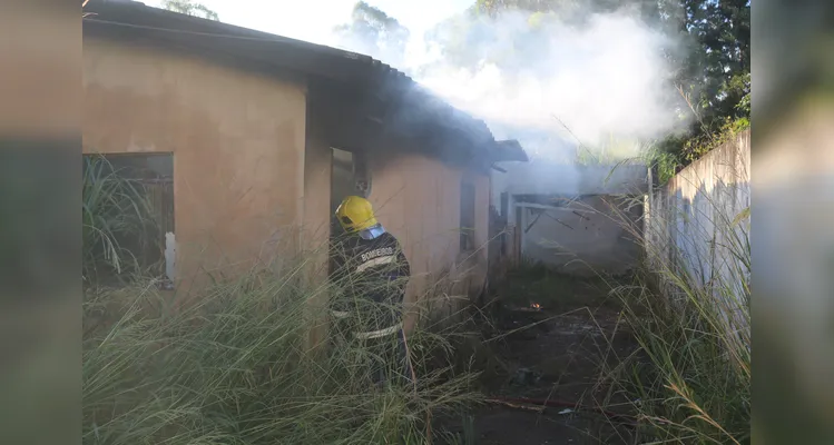 Incêndio em casa abandonada mobiliza Bombeiros no 'Cará-Cará' em PG