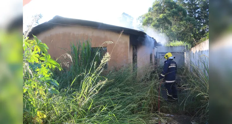 Incêndio em casa abandonada mobiliza Bombeiros no 'Cará-Cará' em PG