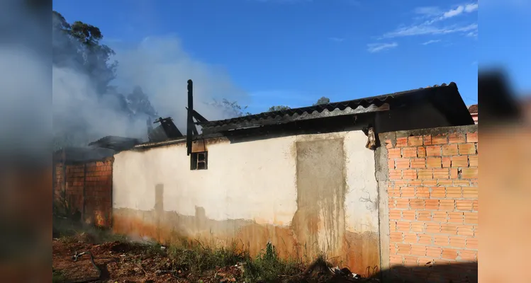 Incêndio em casa abandonada mobiliza Bombeiros no 'Cará-Cará' em PG