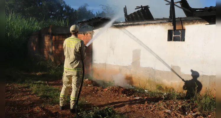 Incêndio em casa abandonada mobiliza Bombeiros no 'Cará-Cará' em PG