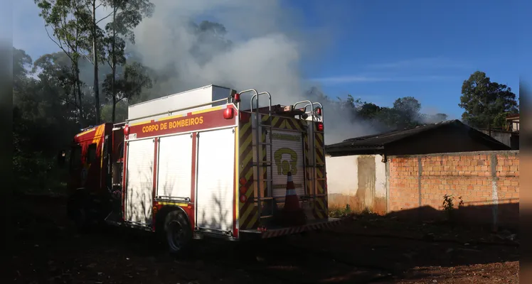 Incêndio em casa abandonada mobiliza Bombeiros no 'Cará-Cará' em PG