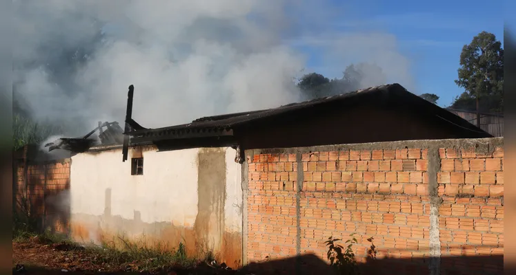 Incêndio em casa abandonada mobiliza Bombeiros no 'Cará-Cará' em PG