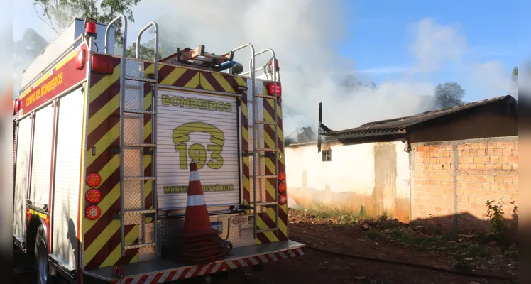 Incêndio em casa abandonada mobiliza Bombeiros no 'Cará-Cará' em PG