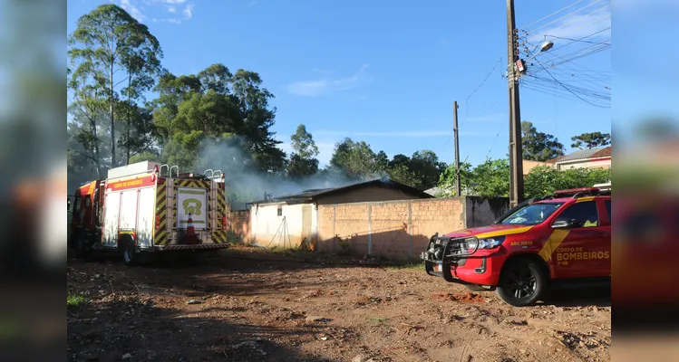 Incêndio em casa abandonada mobiliza Bombeiros no 'Cará-Cará' em PG