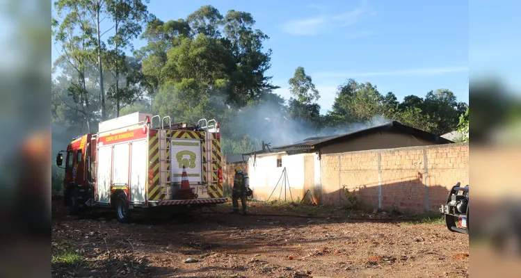 Incêndio em casa abandonada mobiliza Bombeiros no 'Cará-Cará' em PG