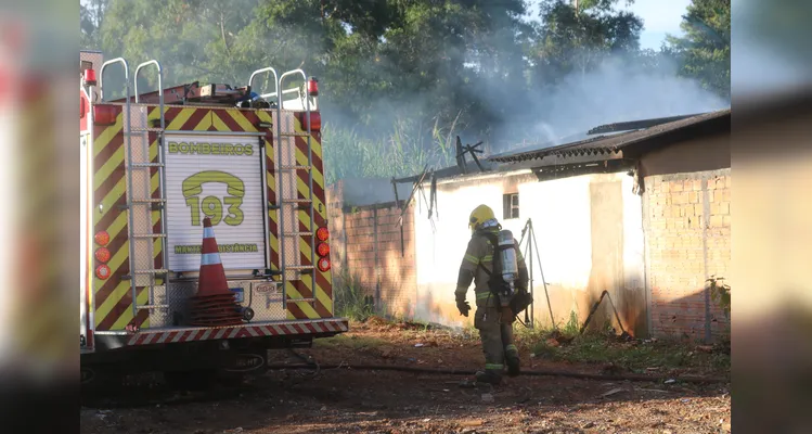 Incêndio em casa abandonada mobiliza Bombeiros no 'Cará-Cará' em PG