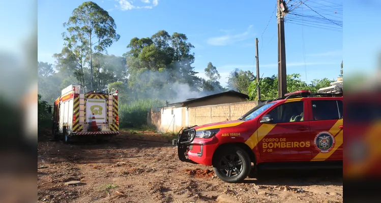 Incêndio em casa abandonada mobiliza Bombeiros no 'Cará-Cará' em PG