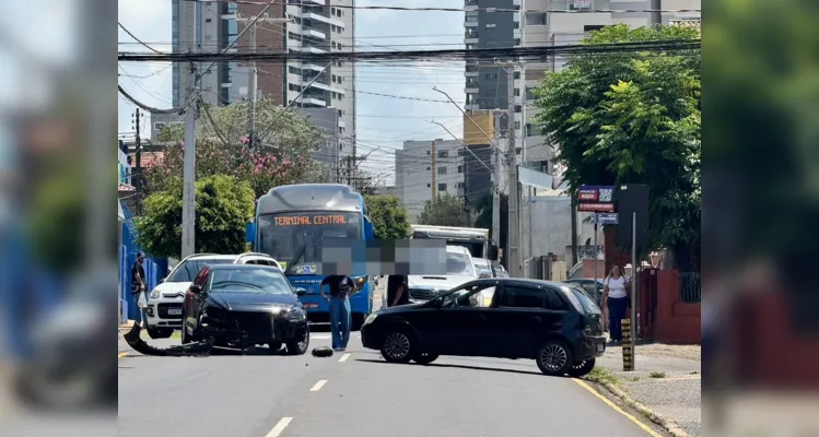 Carros se envolvem em acidente e deixam trânsito lento em Oficinas