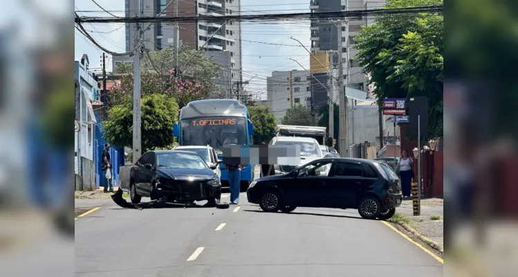 Carros se envolvem em acidente e deixam trânsito lento em Oficinas