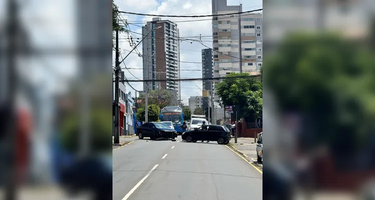 Carros se envolvem em acidente e deixam trânsito lento em Oficinas