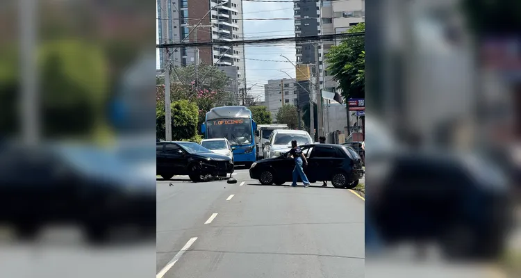 Carros se envolvem em acidente e deixam trânsito lento em Oficinas