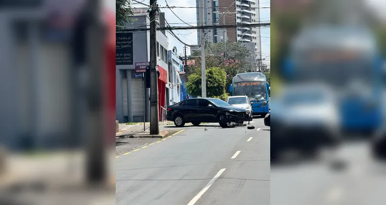 Carros se envolvem em acidente e deixam trânsito lento em Oficinas