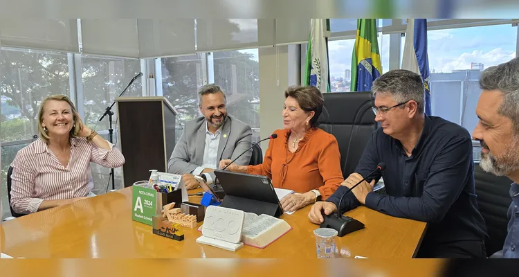 Deputados Fabio Oliveira e Márcia Huçulak acompanharam a reunião, ao lado da prefeita Elizabeth Schmidt -