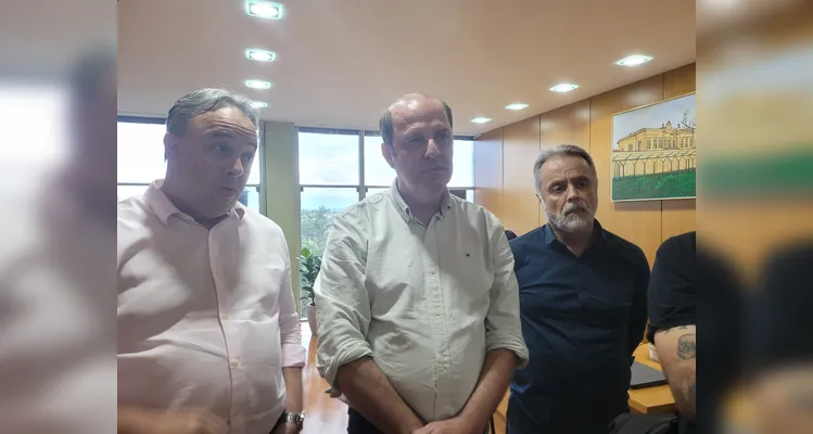 Sergio Wippel (ao centro), Fernando Guedes (à direita) e Bihl Elerian Zanetti (à esquerda), representaram a Sanepar, na reunião -