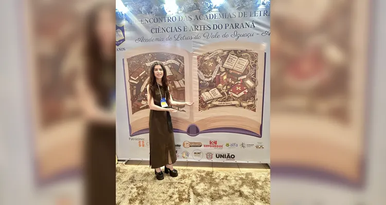 Escritora com 19 livros publicados, atriz com trajetória no teatro desde os anos 80 e articuladora cultural, ela construiu uma atuação consistente que atravessa literatura, cena, formação e gestão.