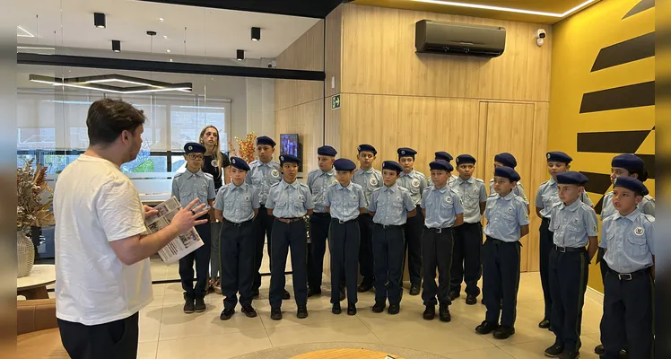 Ao longo da visita, os estudantes conheceram toda a estrutura do Grupo aRede, passando pela área comercial e de projetos, redação integrada e estúdios e finalizando com um café especial.