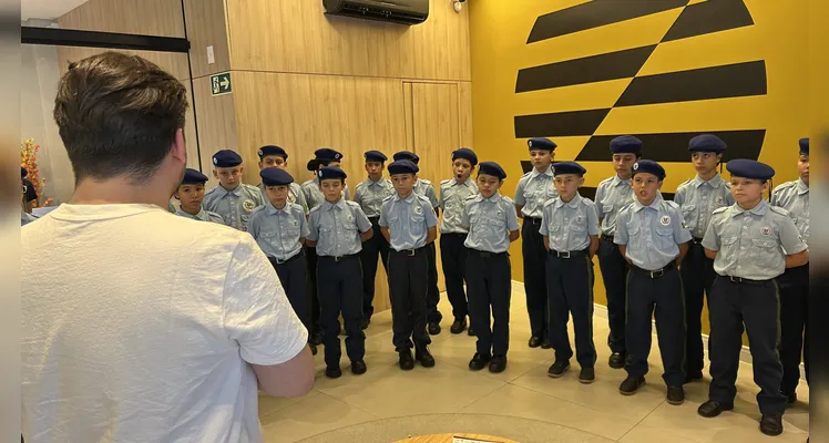 Ao longo da visita, os estudantes conheceram toda a estrutura do Grupo aRede, passando pela área comercial e de projetos, redação integrada e estúdios e finalizando com um café especial.