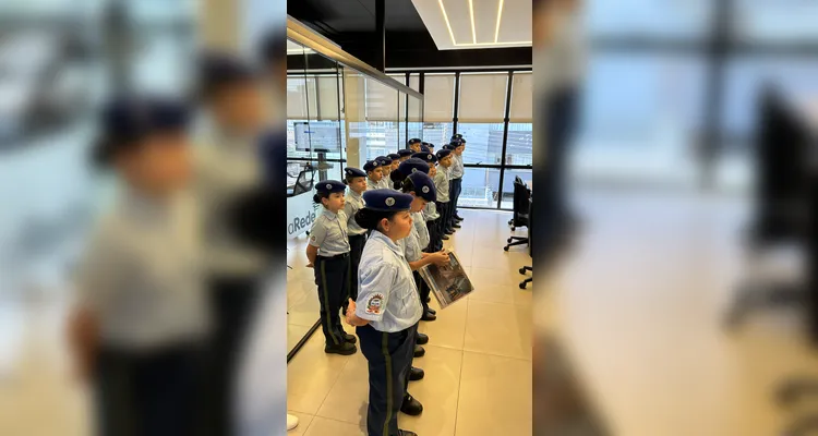 Ao longo da visita, os estudantes conheceram toda a estrutura do Grupo aRede, passando pela área comercial e de projetos, redação integrada e estúdios e finalizando com um café especial.