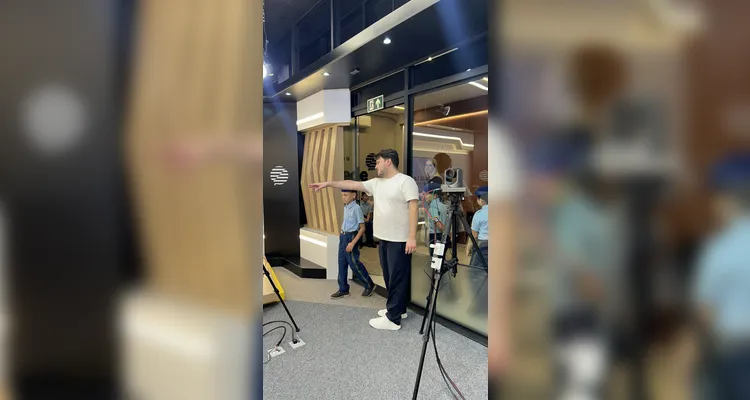 Ao longo da visita, os estudantes conheceram toda a estrutura do Grupo aRede, passando pela área comercial e de projetos, redação integrada e estúdios e finalizando com um café especial.