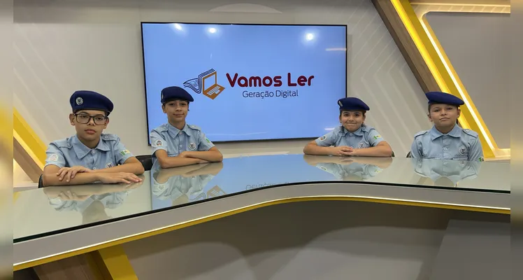 Ao longo da visita, os estudantes conheceram toda a estrutura do Grupo aRede, passando pela área comercial e de projetos, redação integrada e estúdios e finalizando com um café especial.