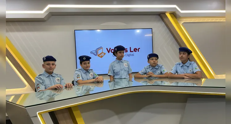 Ao longo da visita, os estudantes conheceram toda a estrutura do Grupo aRede, passando pela área comercial e de projetos, redação integrada e estúdios e finalizando com um café especial.