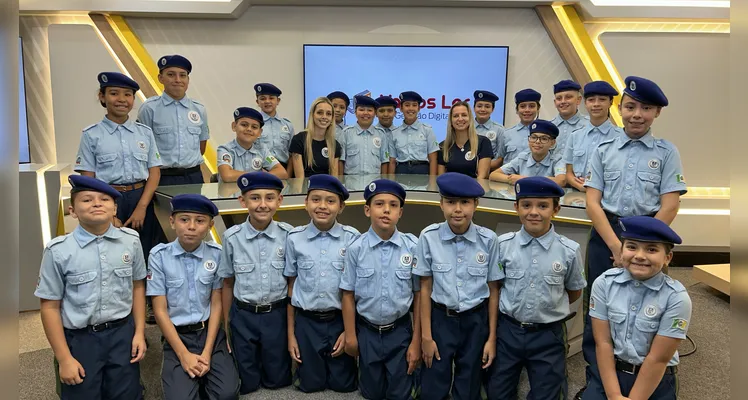 Ao longo da visita, os estudantes conheceram toda a estrutura do Grupo aRede, passando pela área comercial e de projetos, redação integrada e estúdios e finalizando com um café especial.