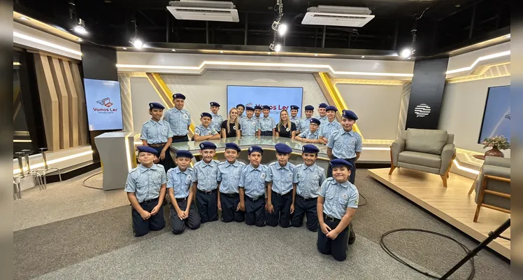 Ao longo da visita, os estudantes conheceram toda a estrutura do Grupo aRede, passando pela área comercial e de projetos, redação integrada e estúdios e finalizando com um café especial.