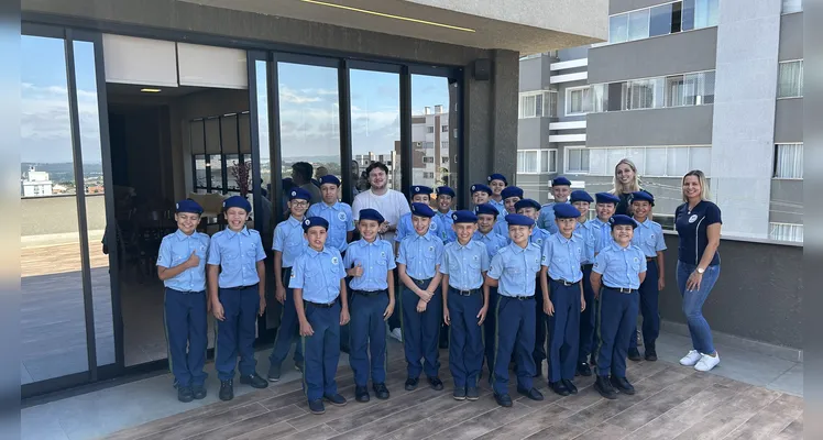Ao longo da visita, os estudantes conheceram toda a estrutura do Grupo aRede, passando pela área comercial e de projetos, redação integrada e estúdios e finalizando com um café especial.
