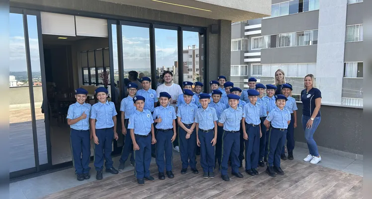 Ao longo da visita, os estudantes conheceram toda a estrutura do Grupo aRede, passando pela área comercial e de projetos, redação integrada e estúdios e finalizando com um café especial.